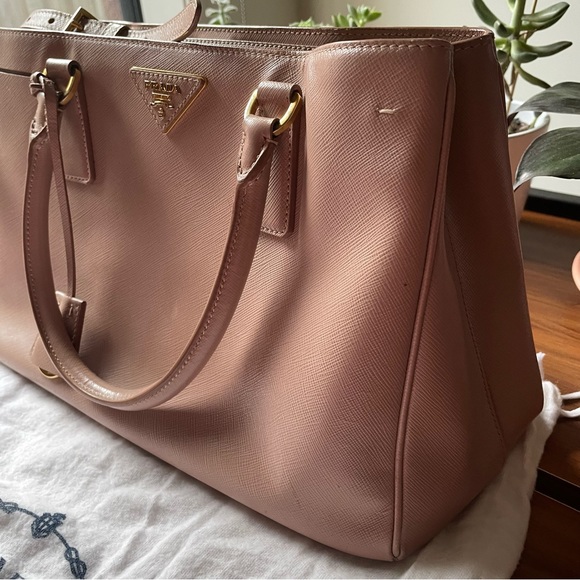 ❌SOLD❌on luxury site⭐️ HOST PICK⭐️Prada Galleria Saffiano Tote Bag 💕 Medium 💕 - Picture 4 of 16
